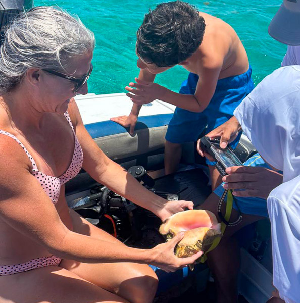 Snorkeling2.JPG (182972 bytes)